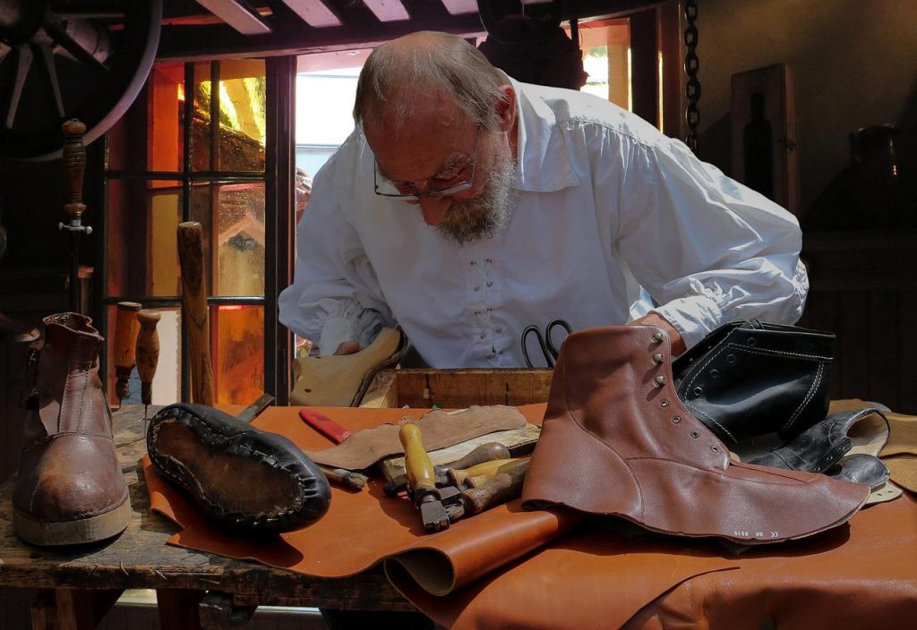 Hoe kan je zelf leren schoenen herstellen?