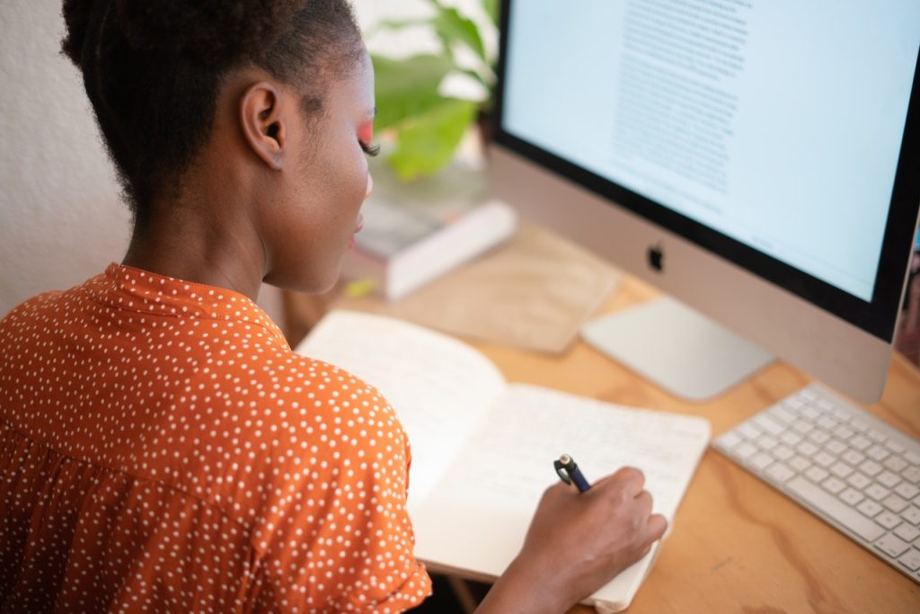 Waarom een georganiseerd thuiswerkplek zorgt voor een betere productiviteit